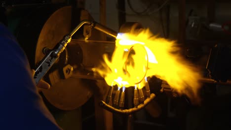 primer plano de un trabajador masculino haciendo vidrio en una fábrica de vidrio 4k