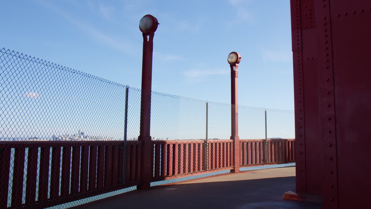 los postes de lámpara en el puente golden gate en san francisco, california