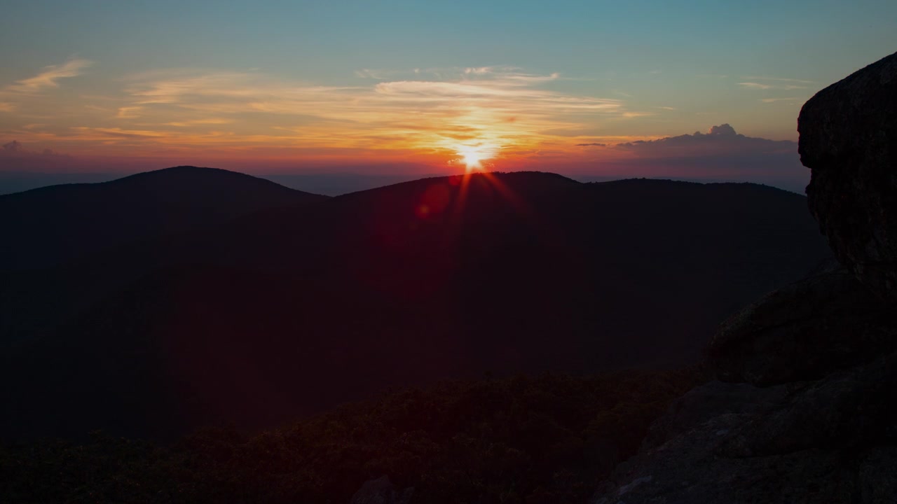 Um time-lapse do pôr do sol atrás da Montanha Cole e da Trilha dos Apalaches, visto do cume do Monte Pleasant. Localizado nas Montanhas Blue Ridge no Condado de Amherst, Virgínia