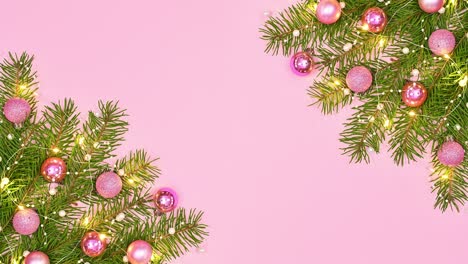 luces parpadeantes en arreglos de navidad en ramas de abeto con adornos rosados en tema rosa pastel. detenga el movimiento
