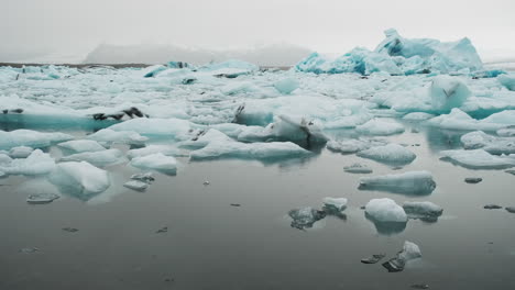 Misty-glacial-lagoon-Fjallsárlón-Glacier-In-Iceland