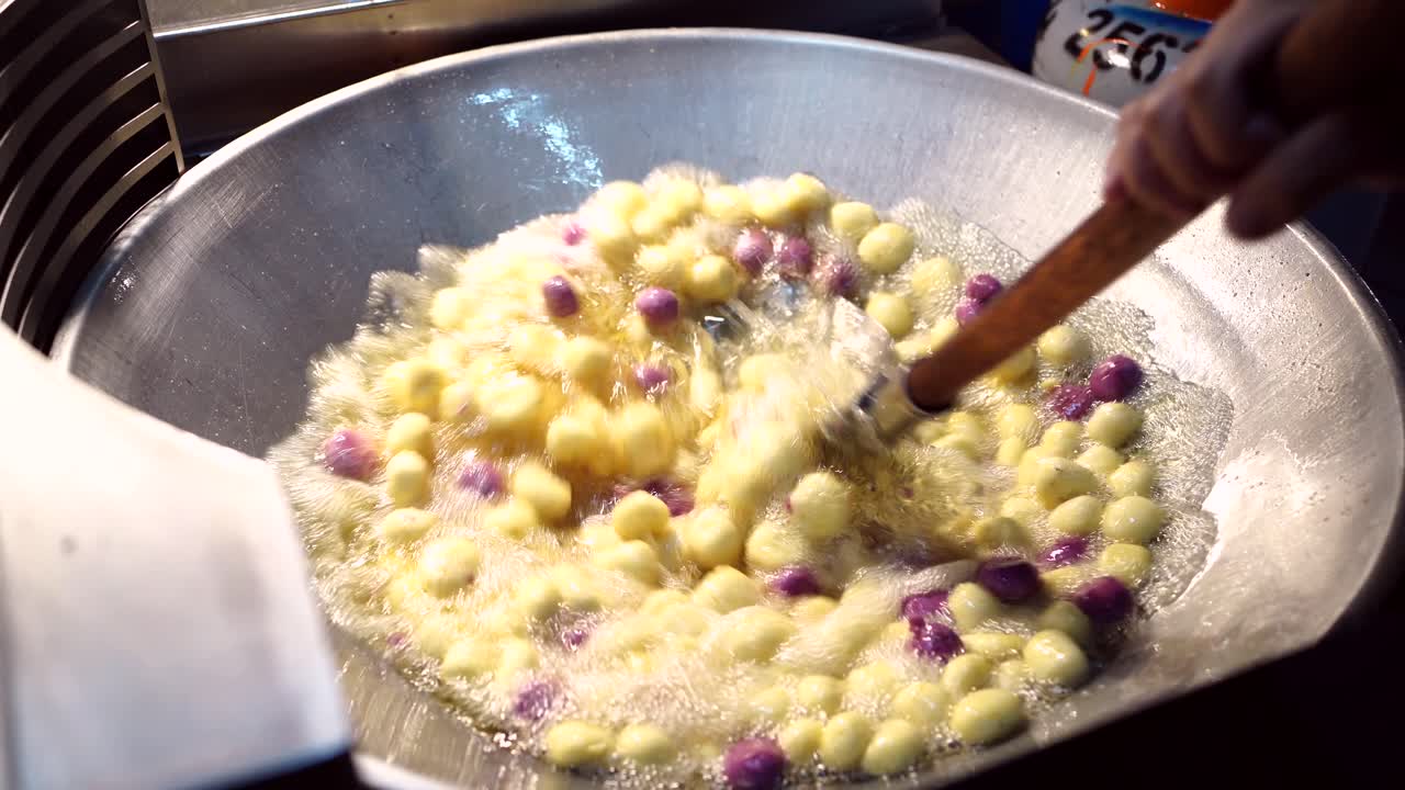 cocinero de cultivos preparando comida callejera en el mercado nocturno
