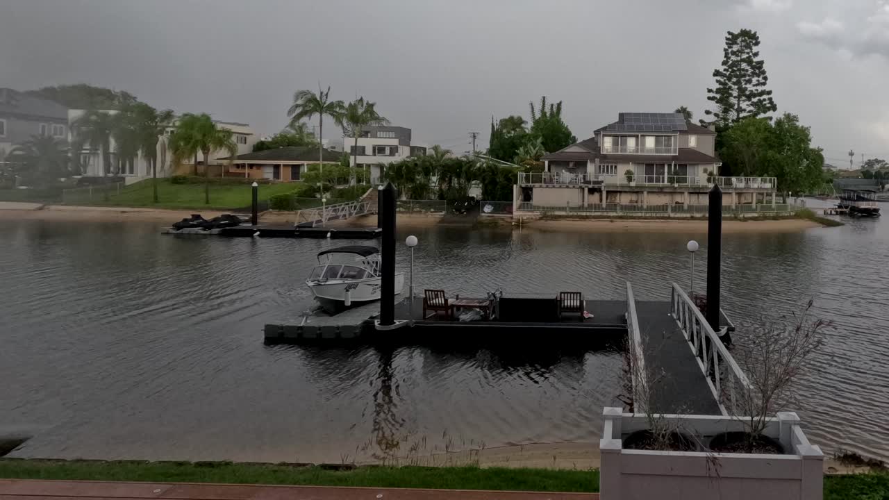 폭풍우가 브로드비치 해안가에 모이는 집들