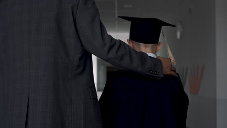 profesor tocando la espalda de su alumno 1