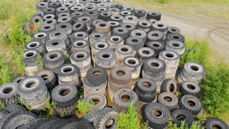 4k 無人機影片顯示在夏日8點在fairbanks附近的荒野中拋棄的巨型挖掘機輪胎堆