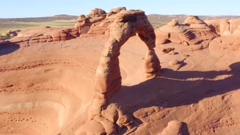 Antena-4k-De-Arco-Delicado-En-El-Parque-Nacional-Arches,-Utah,-Estados-Unidos