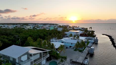 Luftaufnahme-Der-Florida-Keys-Bei-Sonnenaufgang-In-Der-Nähe-Von-Key-Largo