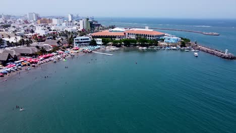 Vista-Aérea-De-La-Ciudad-De-Boca-Del-Río,-Con-Malecón-Y-Acuario-Como-Fondo