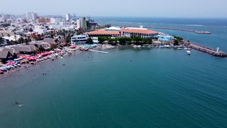 vista aérea de la ciudad de boca del río, con malecón y acuario como fondo