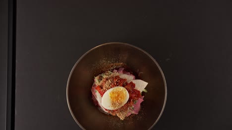 a delightful chewy noodles with savory pollock and tangy seasoning, served refreshingly cold. 고소한 명태와 톡 쏘는 양념이 어우러진 쫄깃한 면발이 상쾌하게 차갑게 제공됩니다.