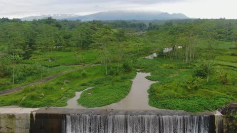 Vista-Aérea-Del-Carro-Que-Revela-La-Cascada-Grojogan-Watu-Purbo,-Java,-Indonesia