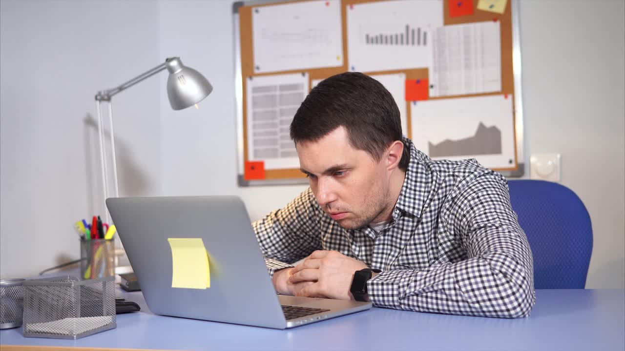 empleado cansado en el lugar de trabajo