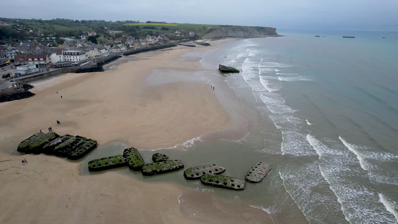 vista aérea de la segunda guerra mundial mulberry harbour bunker restos y ruinas en arromanches les bains normandía francia