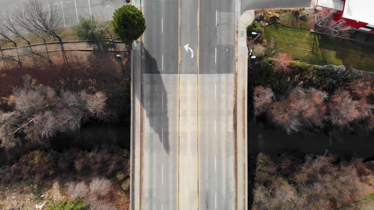 캘리포니아에서 크릭 육교를 여행하는 차량을 축소하는 공중 샷