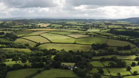 Panoramablick-Auf-Ackerland-Mit-Bewölktem-Himmel-Im-Nationalpark-Dartmoor-In-Devon,-England