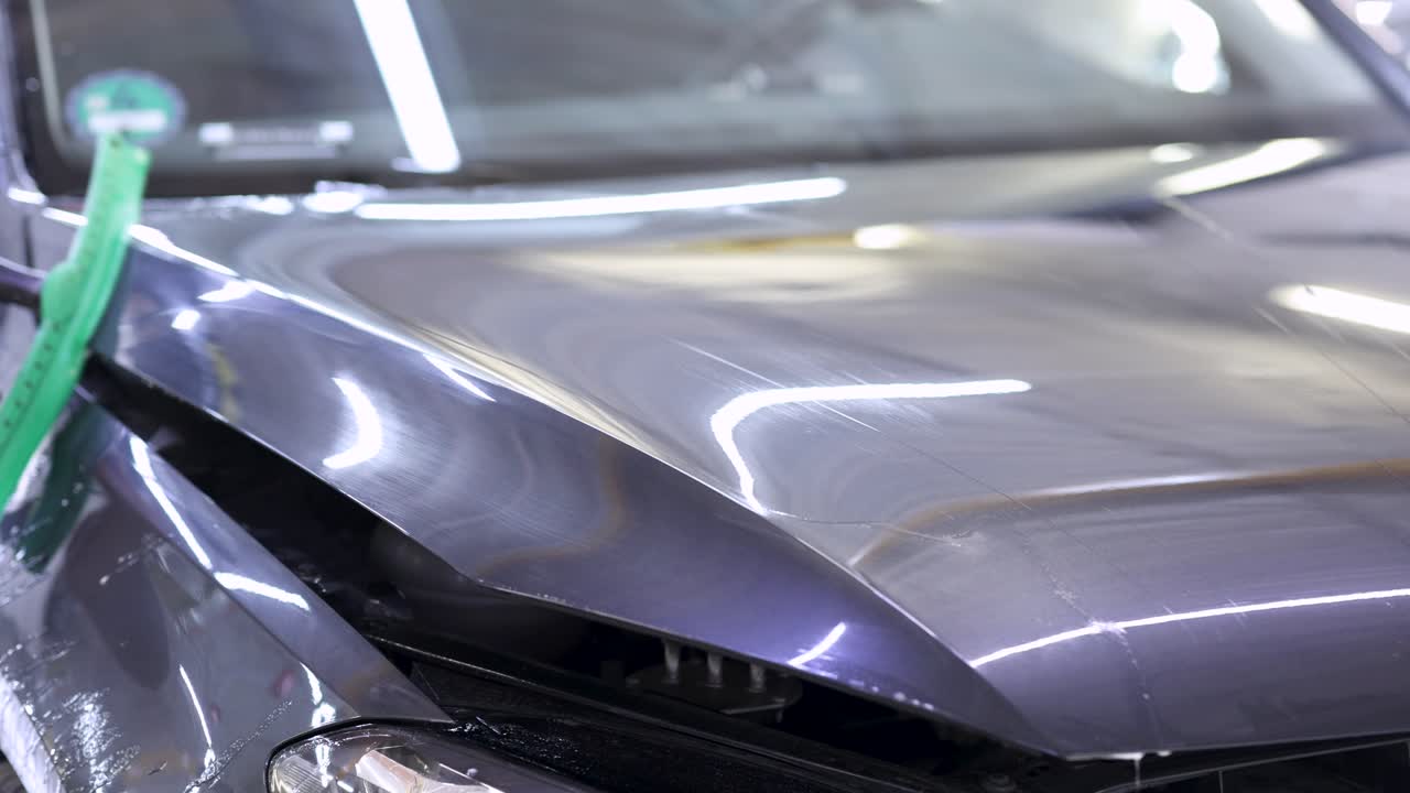Instalação Profissional de Película de Proteção de Pintura no Capô de um Carro