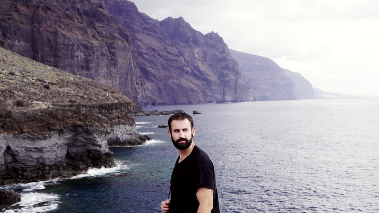 pensamientos perdidos desorientados viajando en el acantilado tenerife punta hidalgo