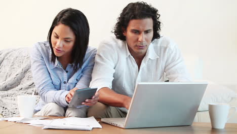 pareja calculando sus gastos