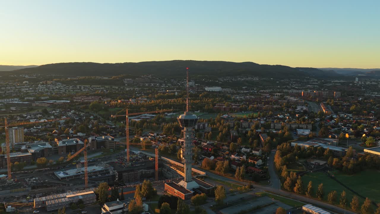 Droneudsigt over Tyholt sendetårn ved daggry over Trondheim.
