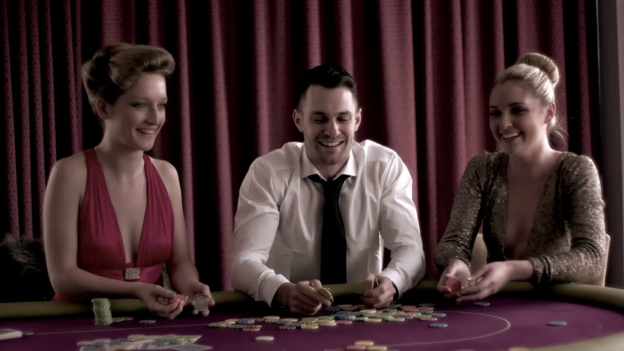 행복한 사람들이 공중에 을 발사합니다.