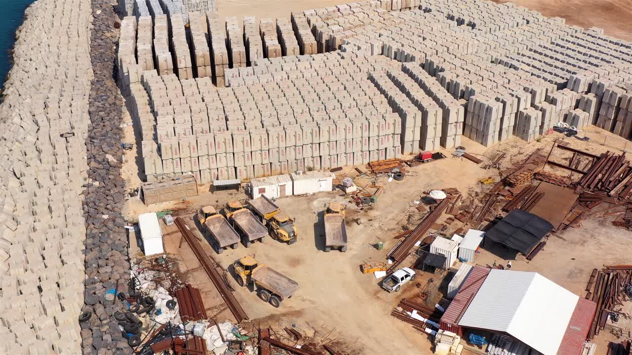 대규모 콘크리트 블록 저장 및 건설 현장