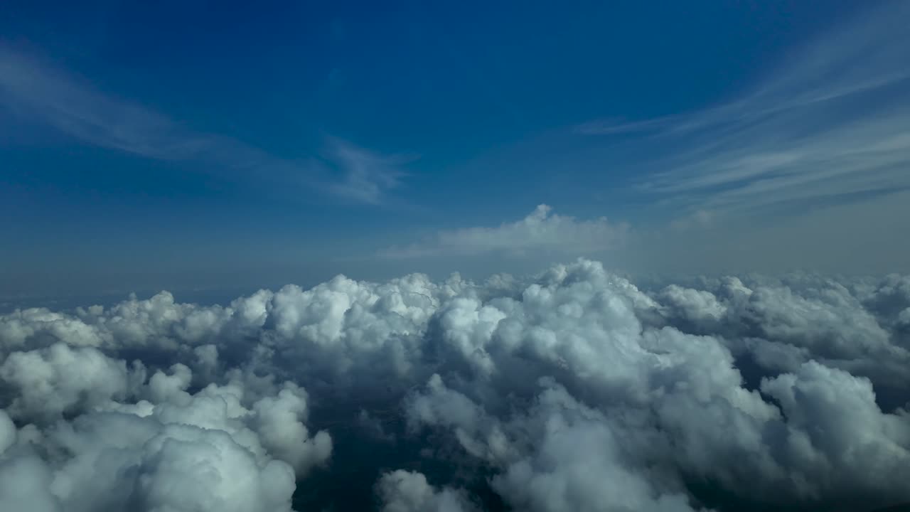 piloto inmersivo volando a través de un cielo de invierno con algunas nubes tormentosas por delante