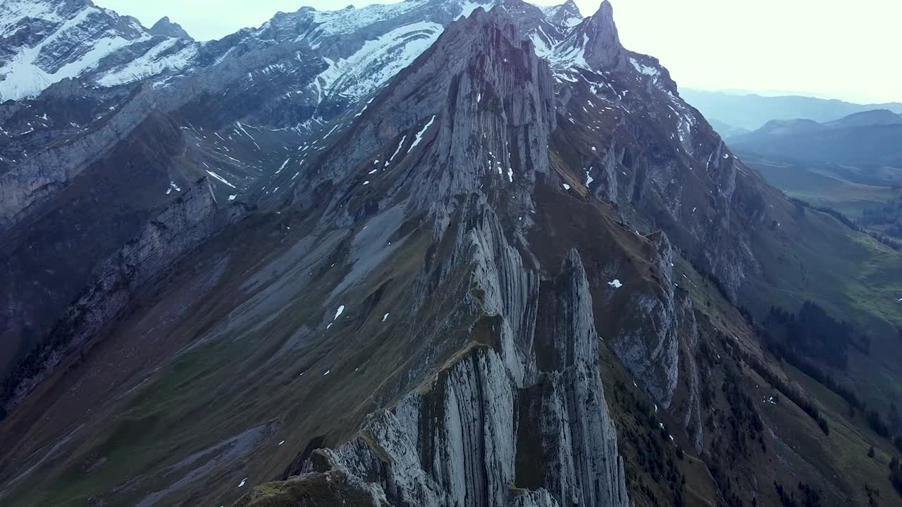 alto pico de la montaña rocosa de mt schafler, prealpes suizos en suiza