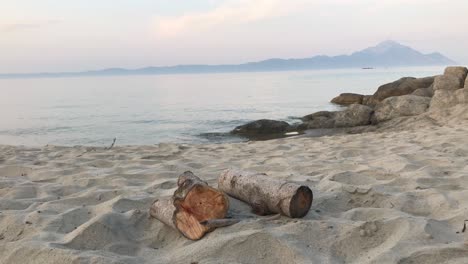 Listo-Para-Hacer-Una-Fogata-En-La-Playa-De-Arena-Blanca-Al-Atardecer-Cerca-De-La-Costa-En-Cámara-Lenta