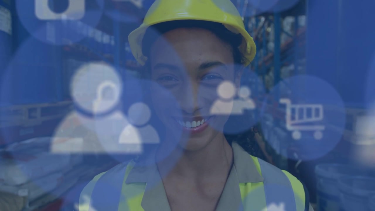 Una donna in magazzino è in piedi nel corridoio, con una sovrapposizione UI che si sposta, rivelando un sorriso e promuovendo gli ordini online.