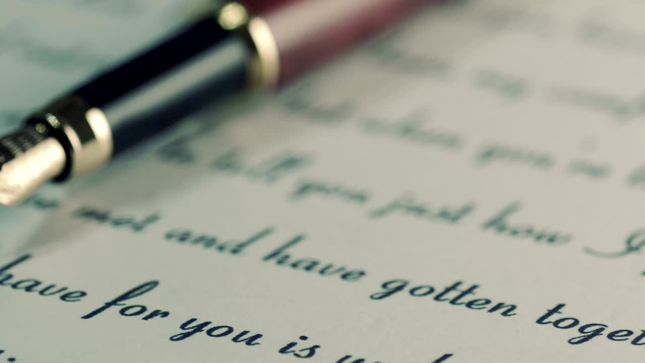 pluma estilográfica en una carta de amor