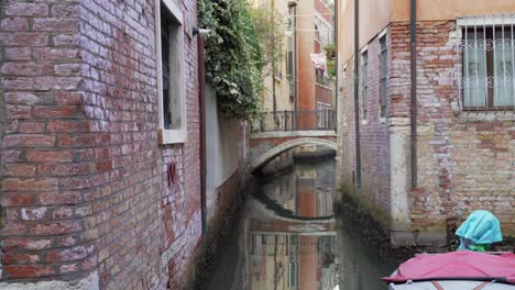 canal solitario en venecia, italia