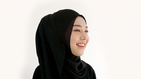 Porträt-Einer-Asiatischen-Muslimischen-Frau-In-Einem-Täglichen-Gebet-Zu-Hause-In-Einem-Einzigen-Akt-Von-Sujud,-Der-Sajdah-Oder-Niederwerfung-Genannt-Wird