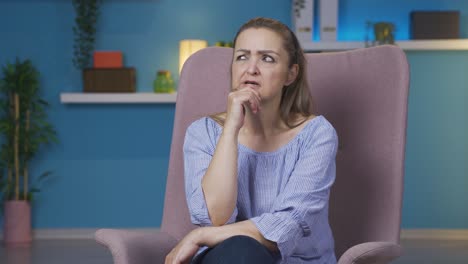 mujer pensando en recuerdos tristes y tristes.