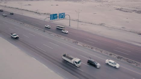 Luftaufnahmen-Des-Straßenverkehrs-In-Der-Wüste-–-Autobahnschild