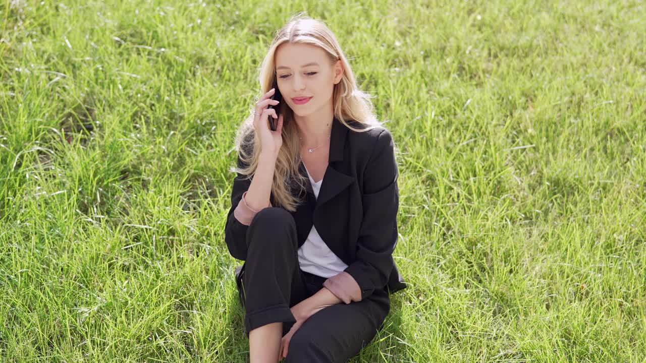 공원 에서 전화 로 이야기 하는 사업가