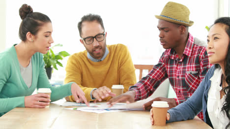 equipo de negocios creativos teniendo una reunión