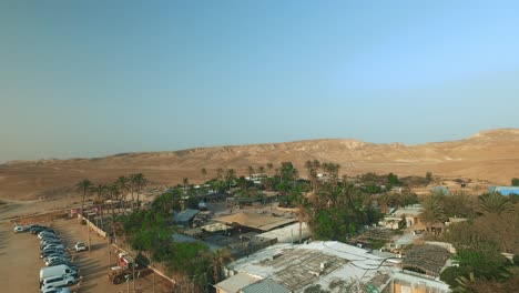 tiro ascendente sobre el pueblo turístico en el desierto