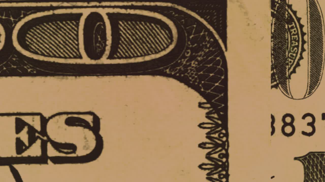 카메라가 오래된 세피아색 미국 100달러 지폐를 빠르게 스캔합니다.