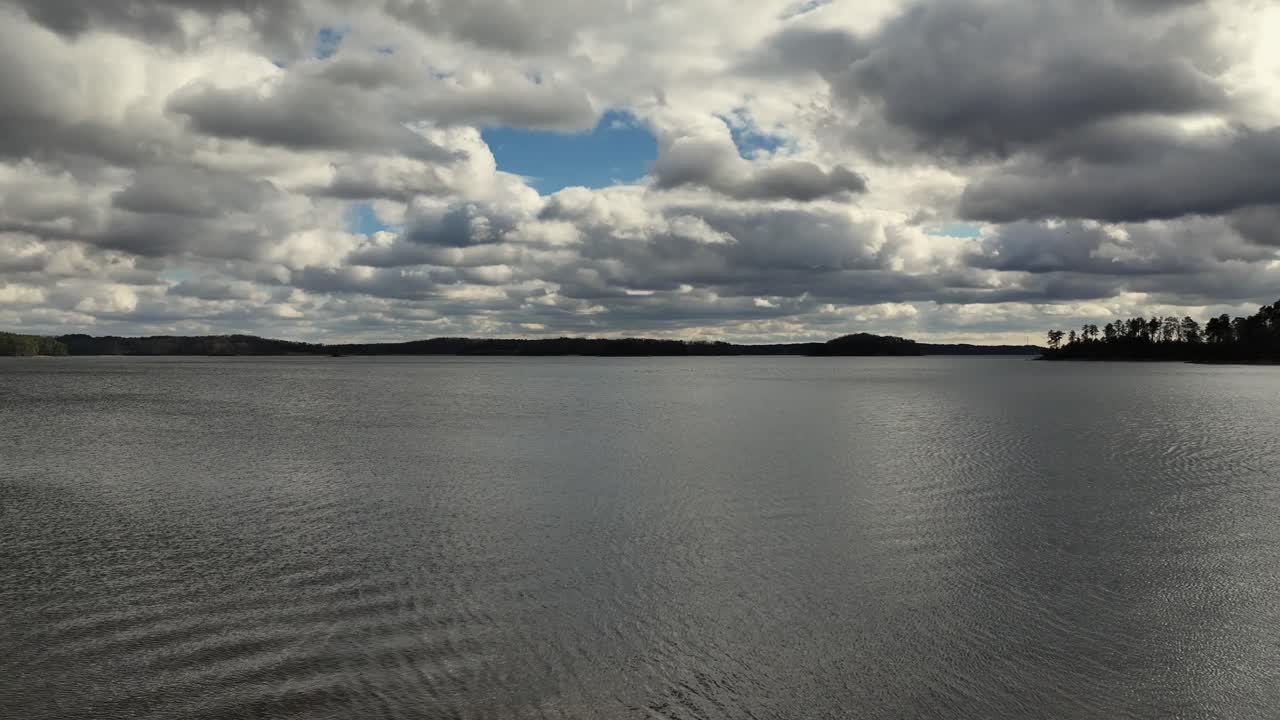 vista desde un avión no tripulado del lago lanier en invierno