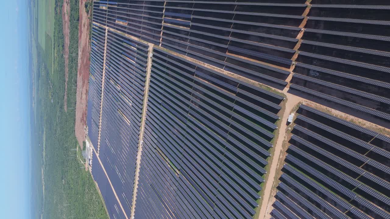 vuelo vertical hacia atrás sobre un gran parque de paneles solares con unidades en la romana, república dominicana