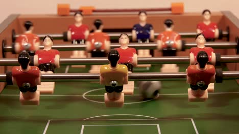 jugando al fútbol en la mesa de juego