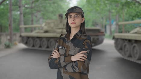 retrato de una mujer india oficial del ejército de pie con las manos cruzadas