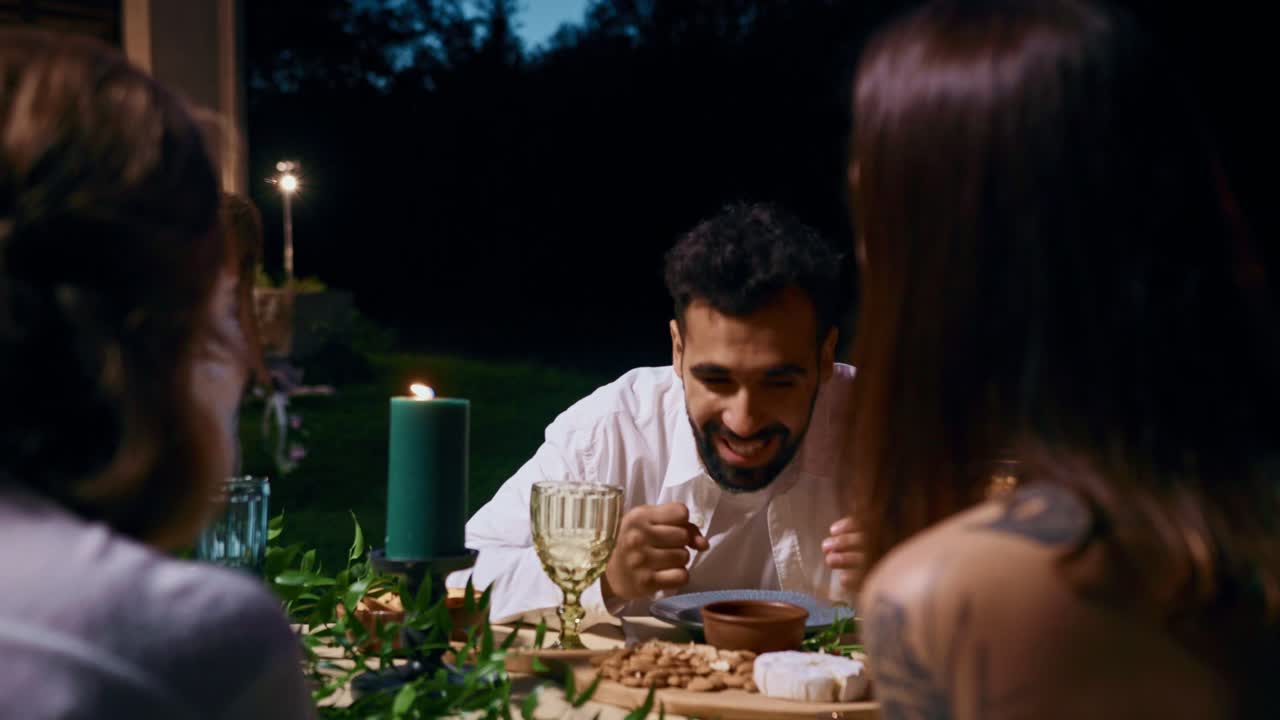 Fotos de gente asistiendo a una cena al aire libre