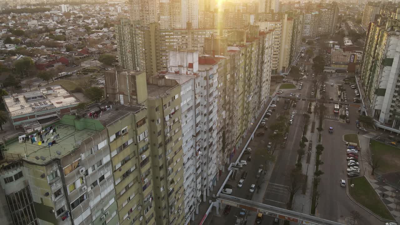 vuelo aéreo sobre viejos apartamentos rascacielos en el barrio pobre de buenos aires durante la puesta de sol - barrio gral savio,argentina