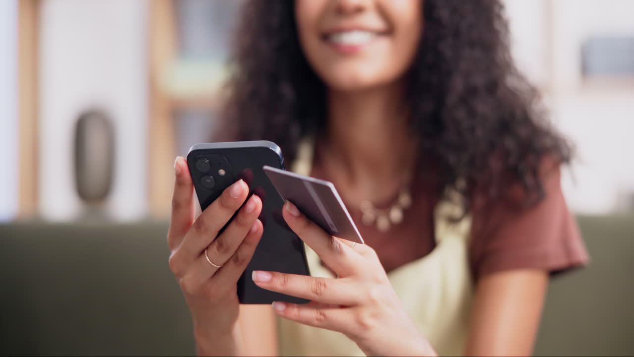 mujer que utiliza teléfono y tarjeta de crédito para comprar en línea