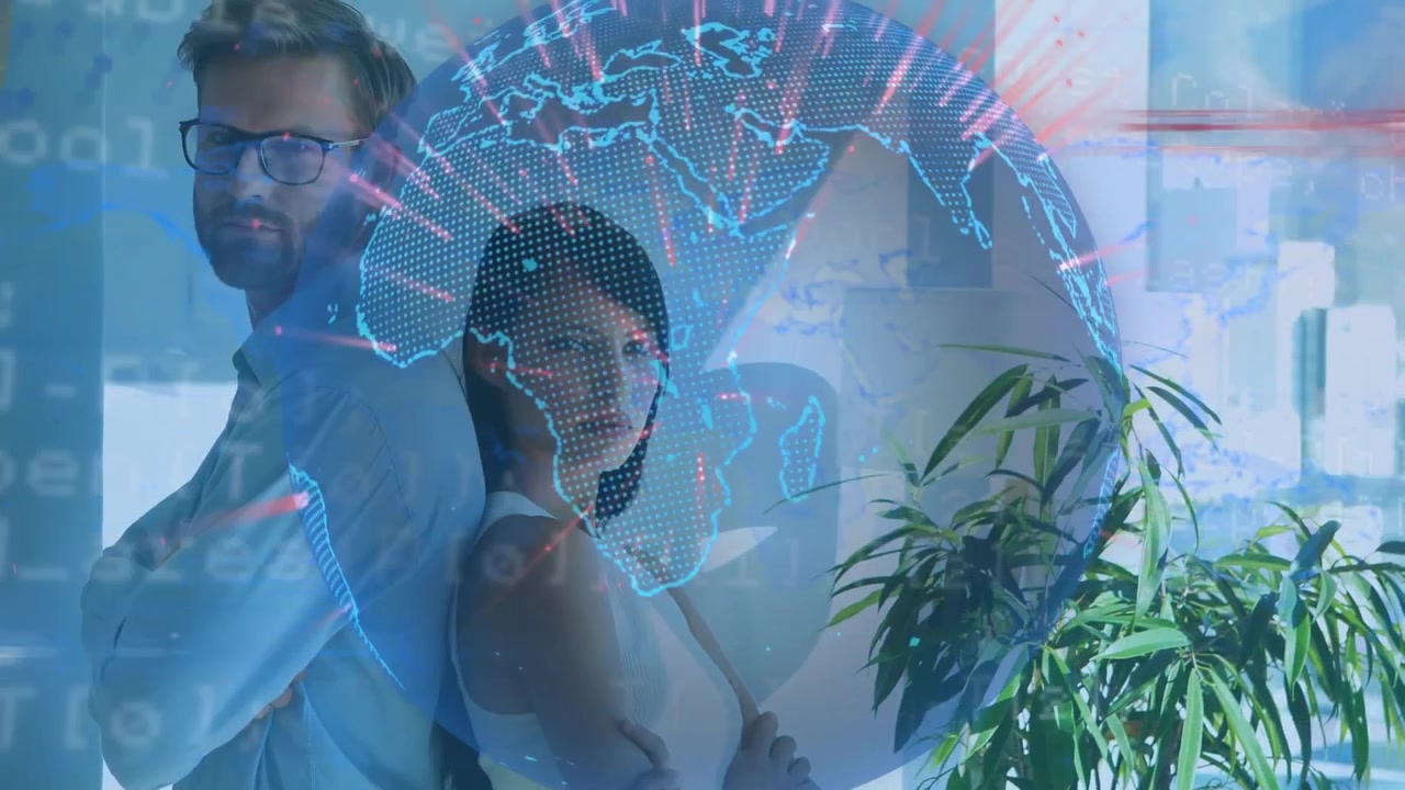 Animazione di elaborazione dati su un globo, con colleghi caucasici (un uomo e una donna) in ufficio.