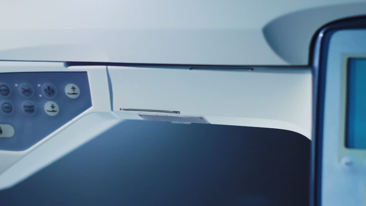 디스플레이는 바느질 기계에 꺼집니다. 가정용 장비