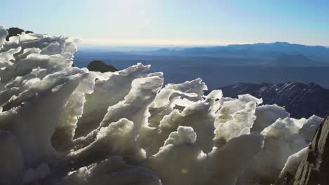 formación de hielo en la cima de la montaña cu