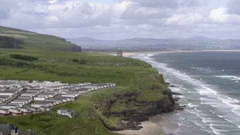 Playa-Cuesta-Abajo-Y-Templo-Mussenden-En-La-Ruta-Costera-De-La-Calzada,-Irlanda-Del-Norte