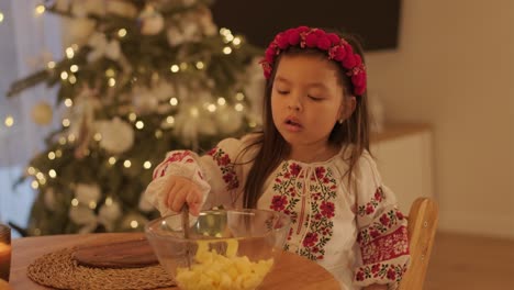 madre e hija preparándose para la celebración de navidad